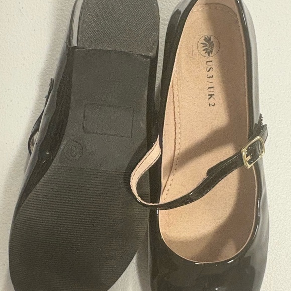 Black Patent Leather Mary Jane Shoes- Girls size 3 - Picture 2 of 4
